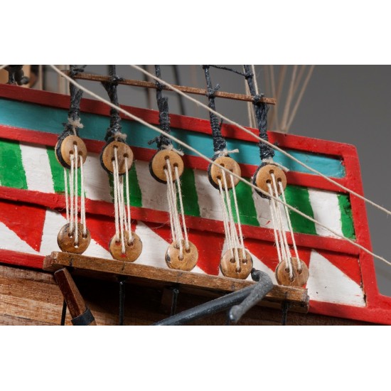 D017  Golden Hind (1:72)